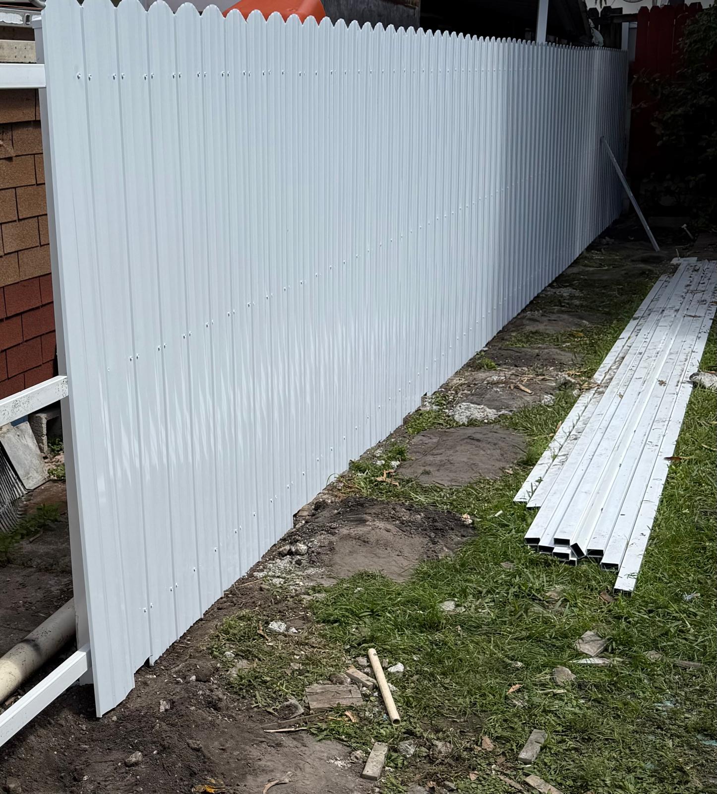 White aluminum privacy fence